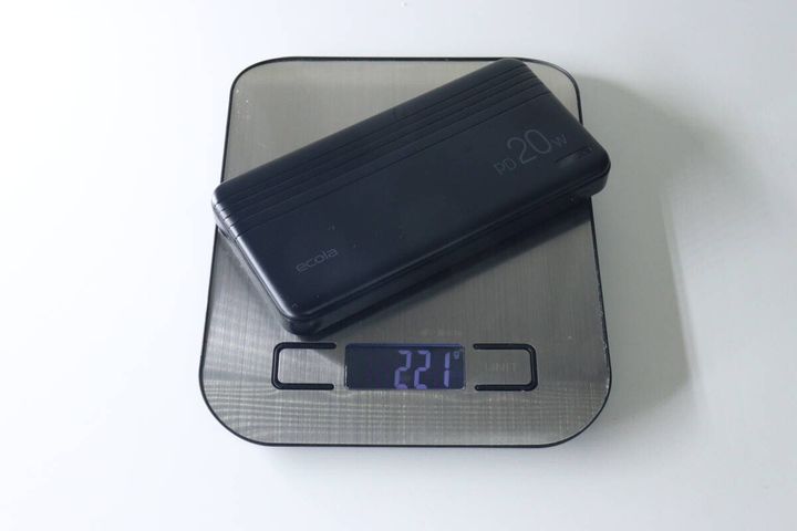 モバイルバッテリーをキッチンスケールに乗せ221gと表示