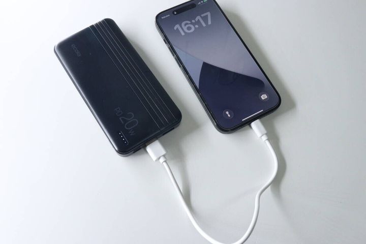 モバイルバッテリーとiPhoneが充電ケーブルで繋がれている様子