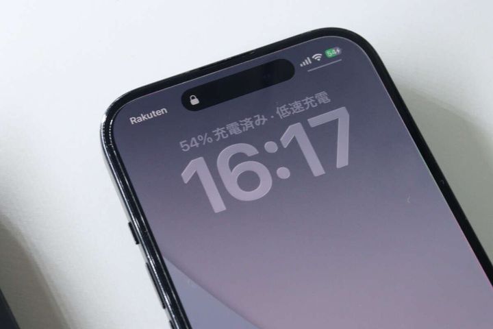 モバイルバッテリーで充電中のiPhoneの画面、54%と表示