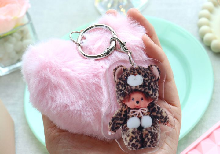 手で持ったピンクのハートチャームとレオパードモンチッチ