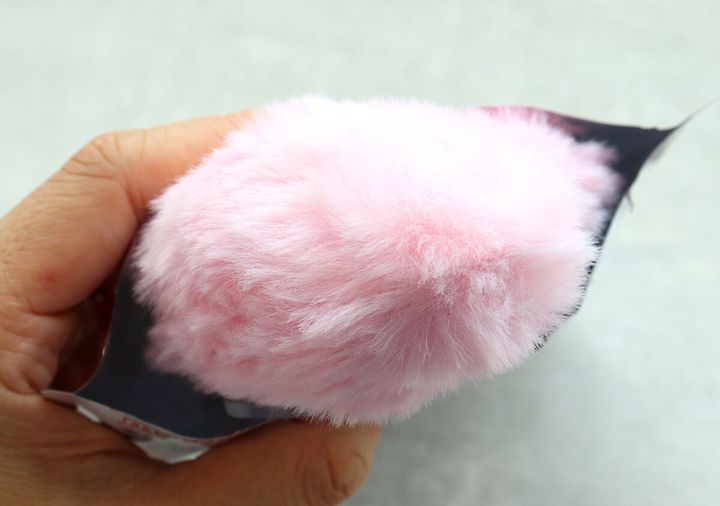 手で触れるピンクのふわふわハートチャーム