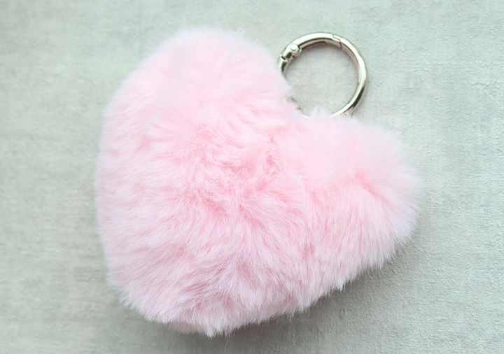 ピンクのふわふわしたハート型のファーチャーム