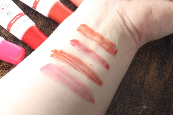 腕にダイソーUVリッププランパー4色を塗って発色を比較するスウォッチ