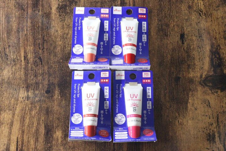 ダイソーのUVリッププランパー4色入りパッケージが並べられている