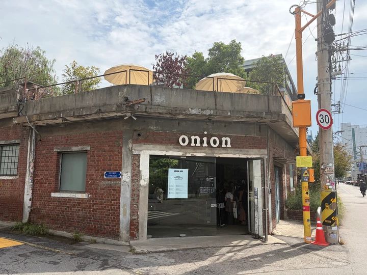 【韓国・聖水カフェ】建築士の私が惹かれた！工場をリノベーションした「cafe onion」_1