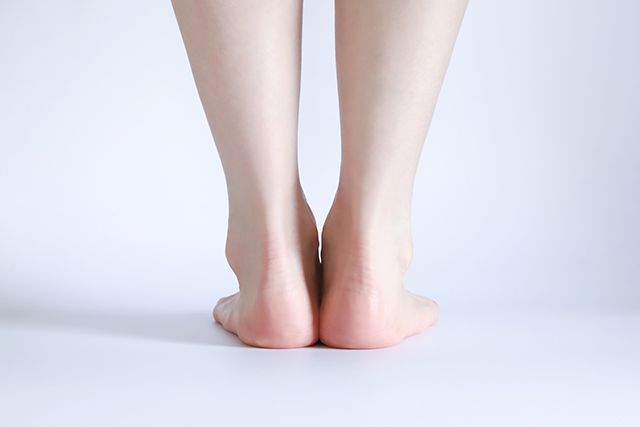 踵にを気にする女性