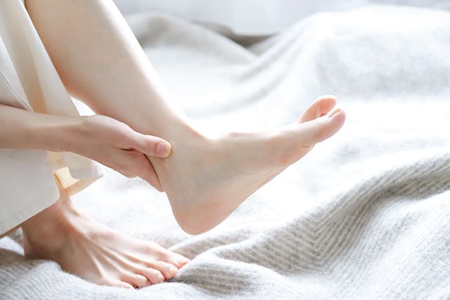 踵にを気にする女性