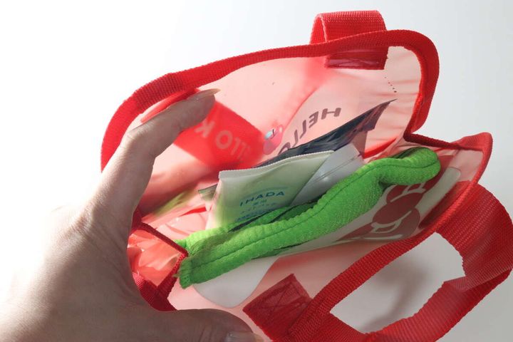 ビニールバッグの中に銭湯グッズが複数入っている