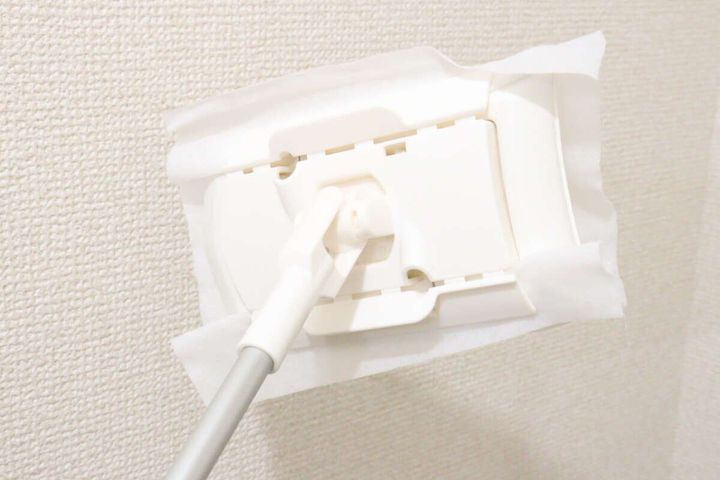 白いフローリングワイパーにダイソーのお掃除シートを装着している様子