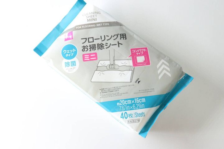 ダイソーのフローリング用お掃除シートのパッケージを斜めから撮影