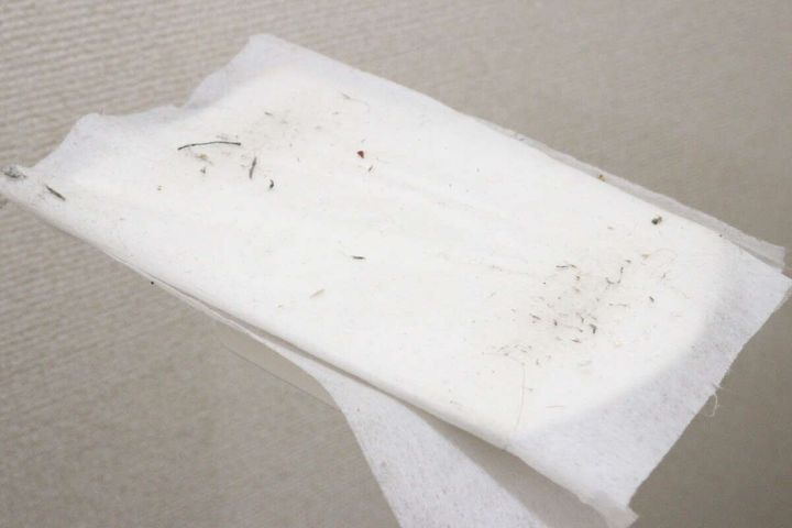 床掃除を終えたダイソーのお掃除シートに、たくさんのホコリやゴミが付着している
