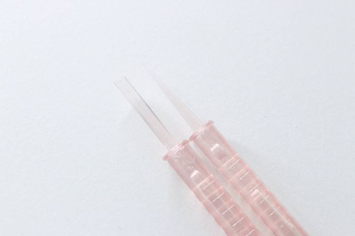 ネイル用スティックのヘラ状と細長い先端部分のクローズアップ