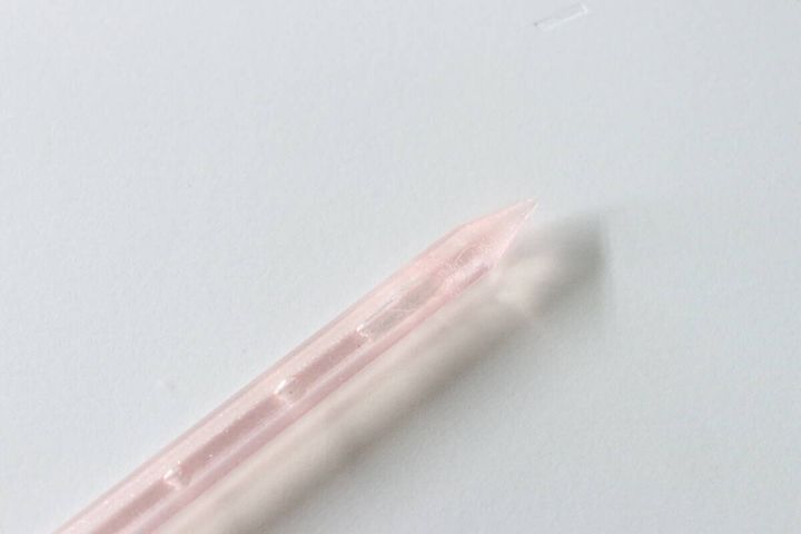 ネイル用スティックの尖った先端部分のクローズアップ