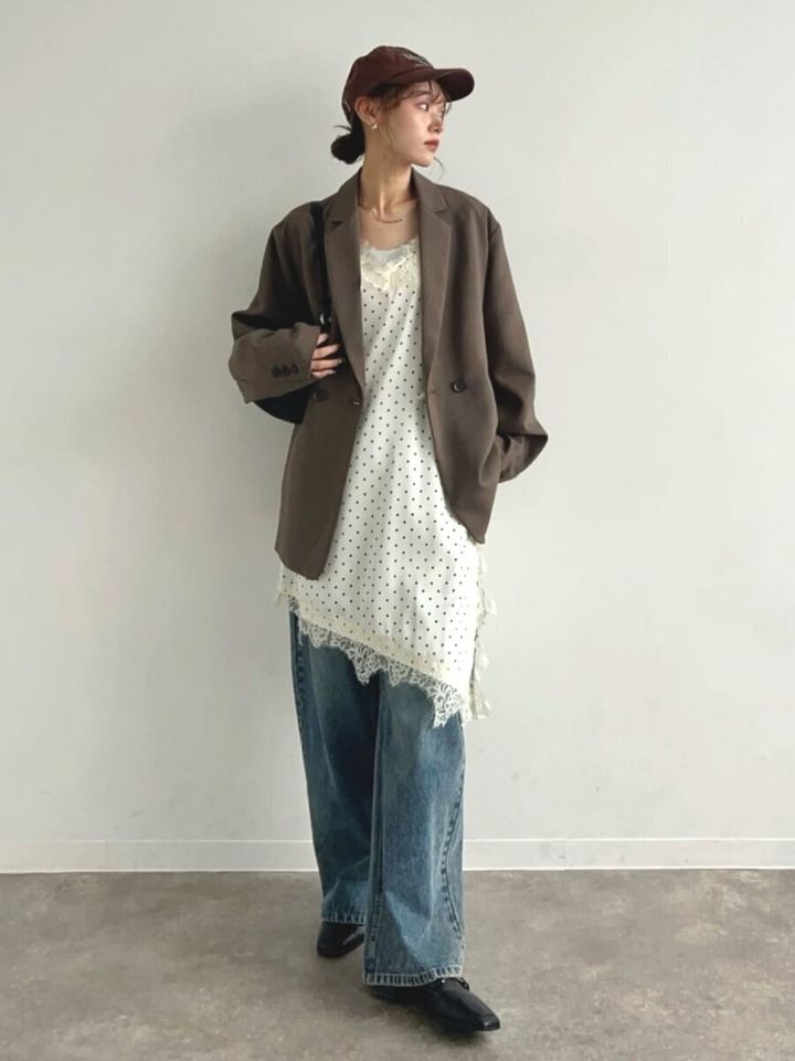 茶色ジャケットとドット柄ワンピ、デニムレイヤードコーデ
