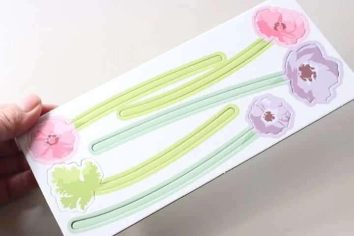 ピンクや紫の花と緑の茎が描かれたディフューザーペーパー飾り