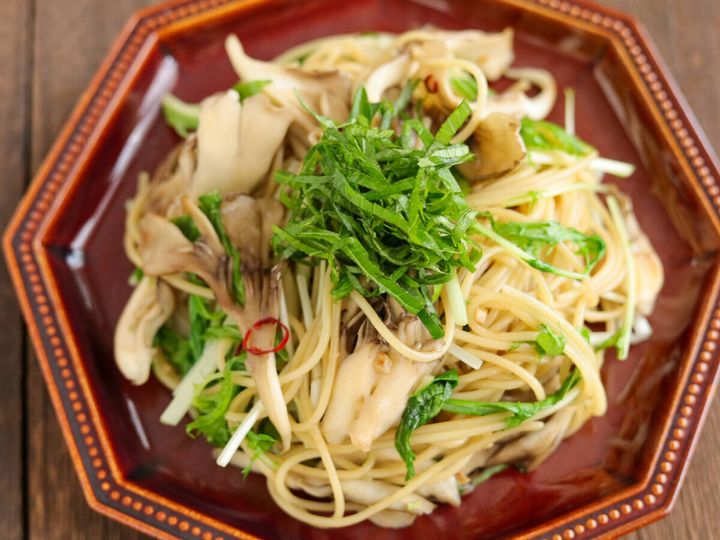 大葉がトッピングされたまいたけパスタが茶色の八角形の皿に盛り付けられている