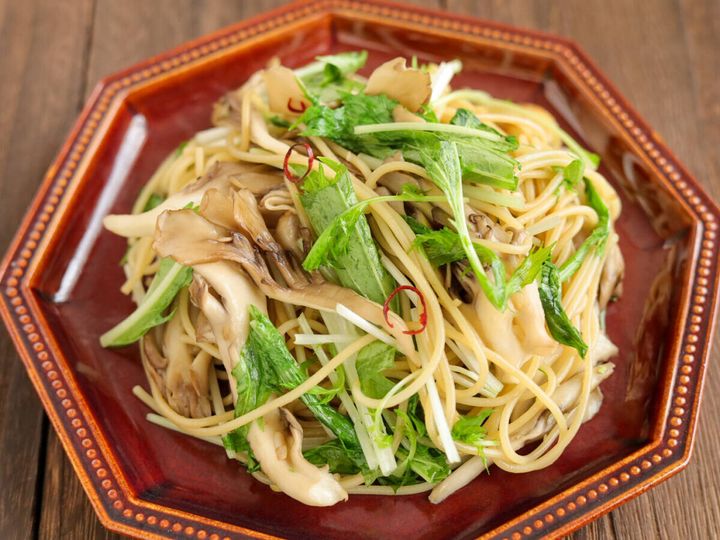 まいたけパスタが茶色の八角形の皿に盛り付けられ、上から撮影