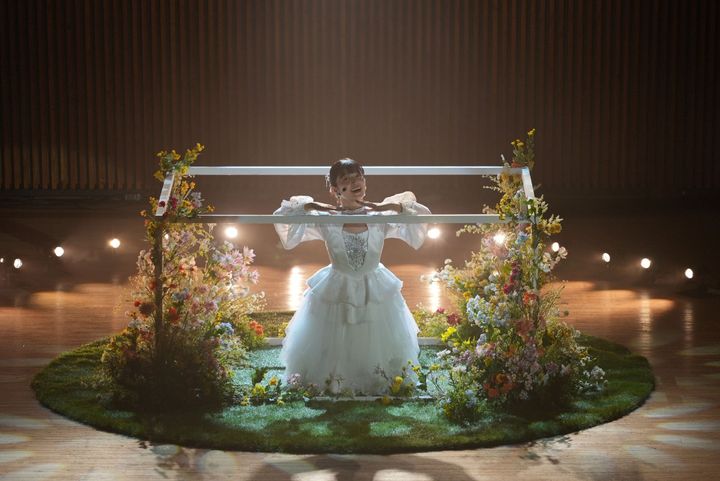 映画『逃げろお嬢さん』に出演する鮎川舞子役の深川麻衣 （C）2026 吉田修一／KADOKAWA／In Her Room width=