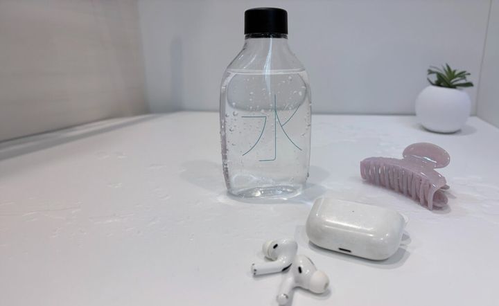 お風呂でのリラックスライムに防水のイヤホンと楽しむポッドキャスト