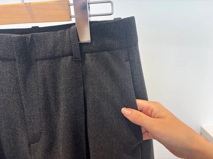 色み：ダークグレーなら甘くならず、秋の通勤コーデにも活躍