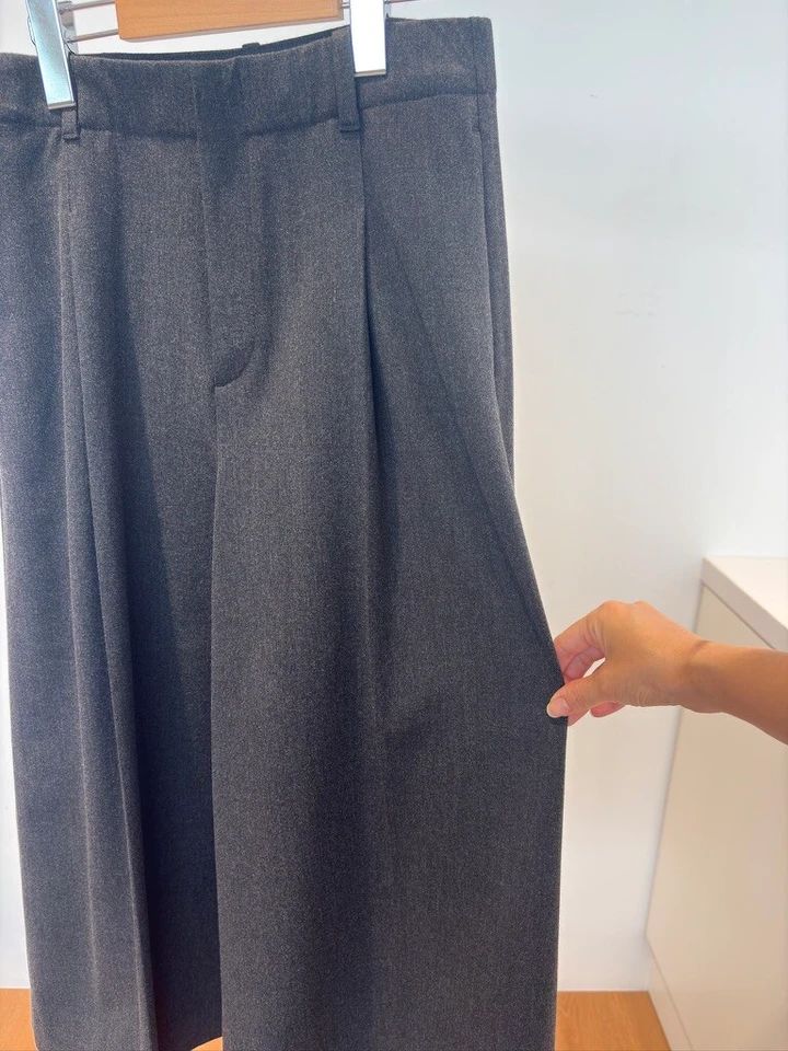 デザイン：スカート見えするボリューム感と、パンツの安心感を両立