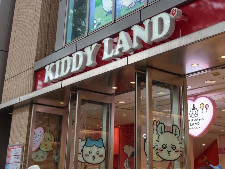 「サンリオキャラクターズ×Etoile et Griotte」の新作グッズ「my all-time favorites」が、全国のキデイランド14店舗で発売されます。ノベルティ付きの幅広いラインナップに、SNSで大きな反響が集まっている同企画を紹介します。（サムネイル出典元：Picturesque Japan/Shutterstock.com）