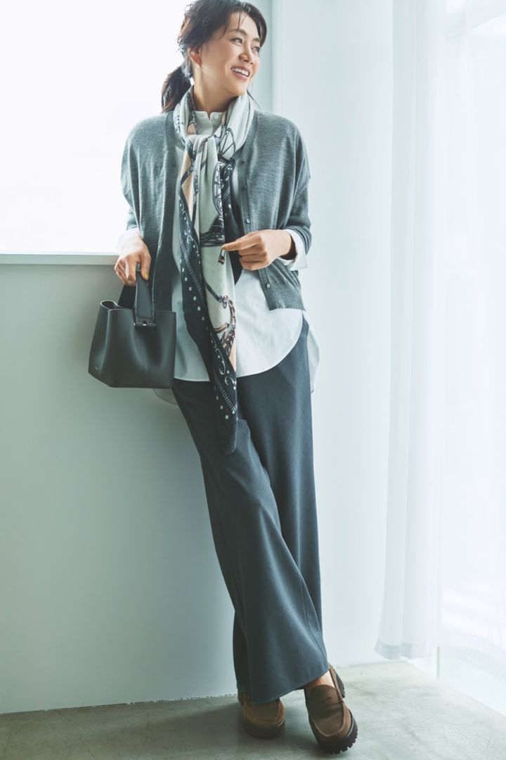 ストール（120×120㎝）¥18,700／マニプリ※別注、カーディガン¥22,000／ボールジィ、バッグ¥41,800／フィールアンドテイスト（すべてトゥモローランド）、シャツ¥14,300／ソージュ（ソージュ オンラインストア）、パンツ¥37,400／エストネーション、靴¥25,300／ピモンテ