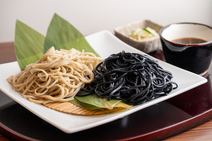 そば処「蕎粋庵」の定番そばと炭そばを合わせ盛りにした「炭そば合せ」