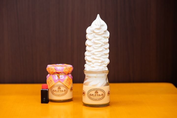 ソフトクリームたっぷりの「ハーフぷりんソフト」680円（イートイン）