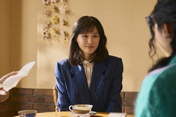【写真を見る】肩パッドが入った衣紋掛けみたいなジャケットスーツを愛用する弁護士の朝日道子 [c]2026「ファーストボイス」製作委員会