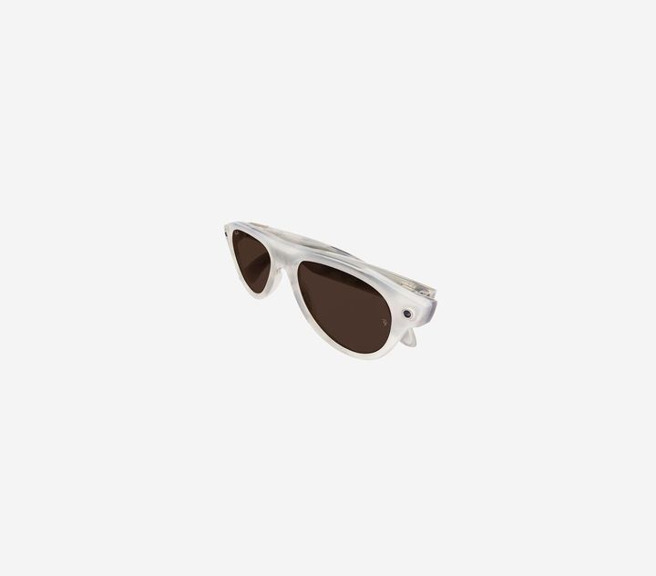 これを記念し、「Ray-Ban Meta（Gen 3） Aviator Limited Edition」も登場。ヴィンテージ感のあるミルキーウォームベージュのフレームに、Transitions® Gen Sブラウンレンズを組み合わせた限定仕様となっている。