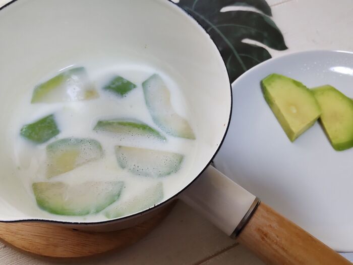 牛乳の中に、スライスした、かたいアボカドを入れ、しばらく煮ます・・・