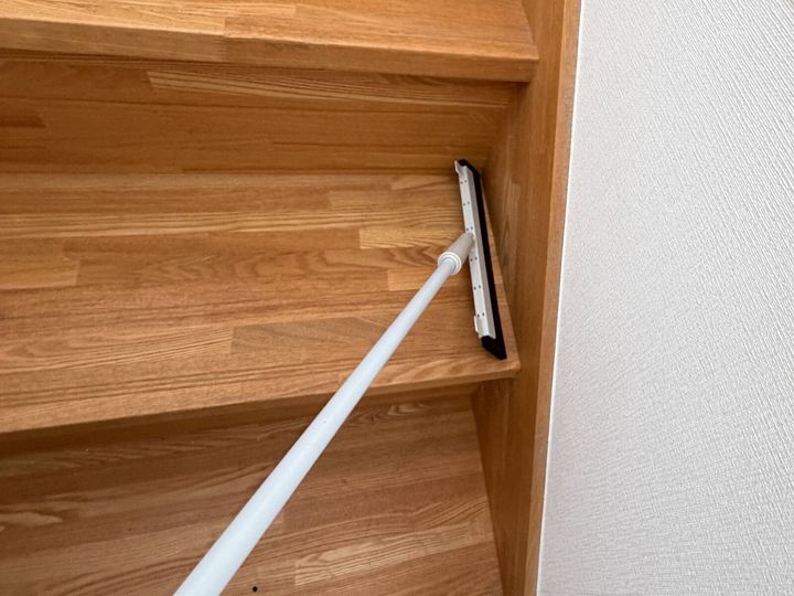 SNSで大バズり中のセリア「フロアラバーほうき」を徹底レビュー！ 掃除機後のホコリ取りからお風呂の水切り、シート装着でのすき間掃除までこなす、万能100円グッズの魅力をご紹介します。
