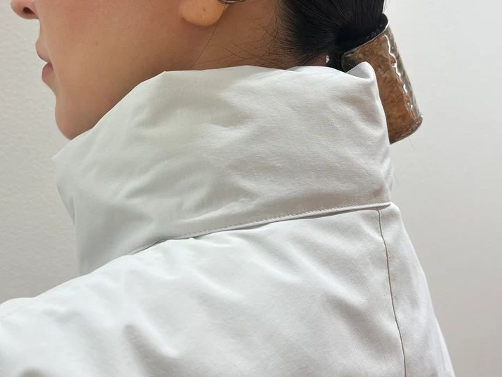 デザイン：襟もとは2WAY。立体感のあるシルエットで一枚でもサマになる