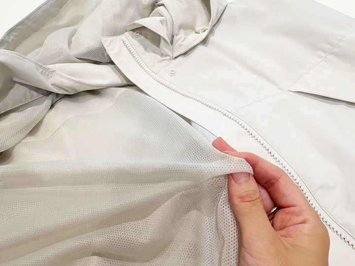 質感：軽やかな着心地で気軽に羽織れる