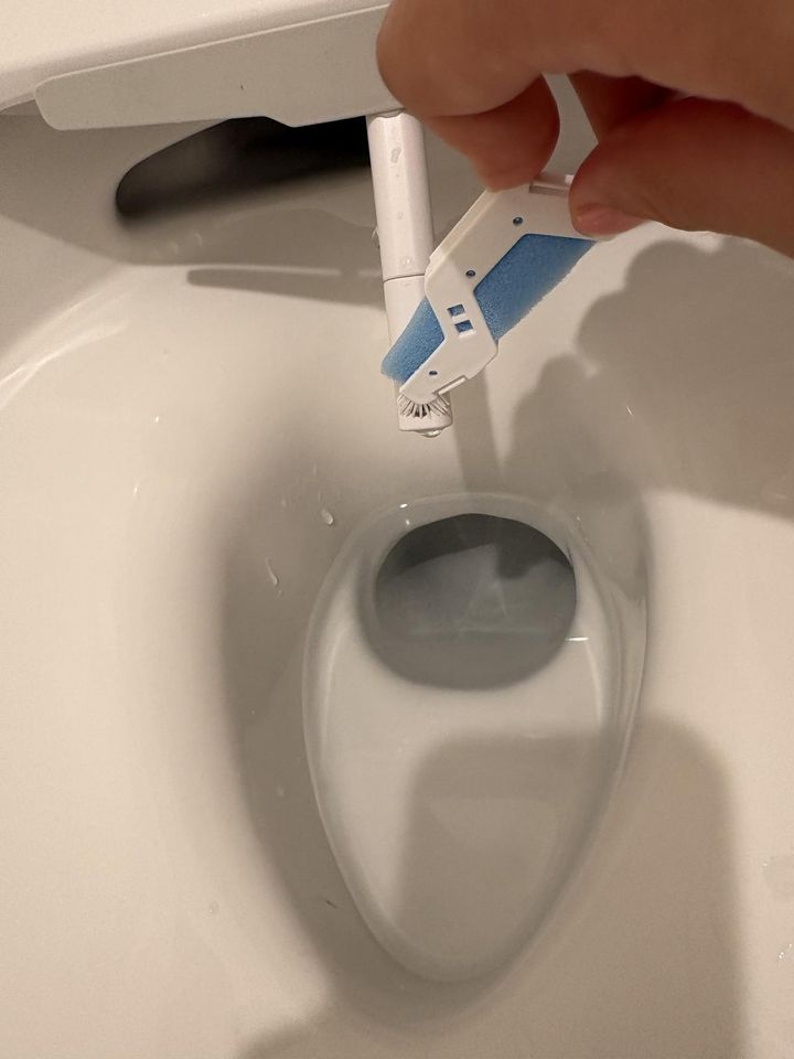 画像3: ②「ここも掃除してなかった……！」ノズルには専用ブラシ