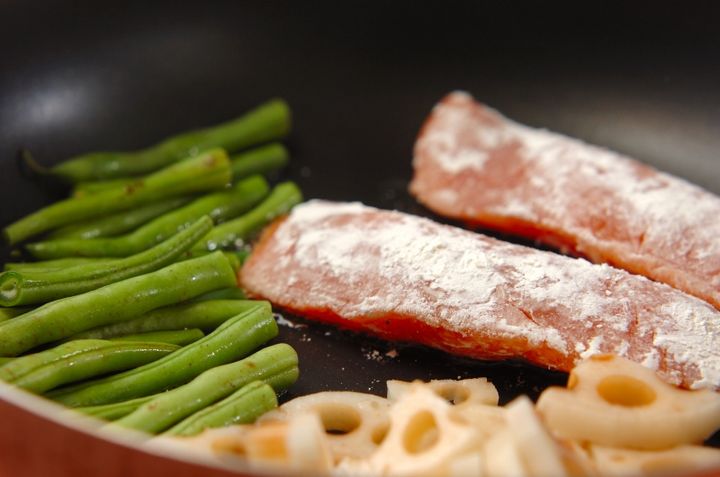 フライパンで簡単！鮭のマヨ照り焼き 柚子胡椒風味の作り方1