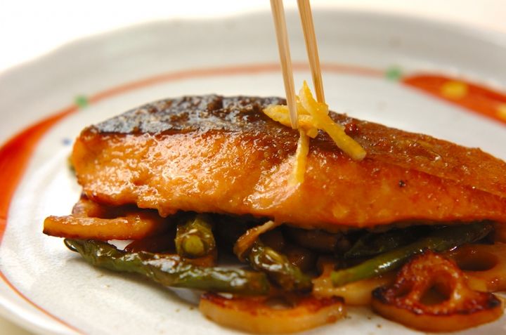 フライパンで簡単！鮭のマヨ照り焼き 柚子胡椒風味の作り方4