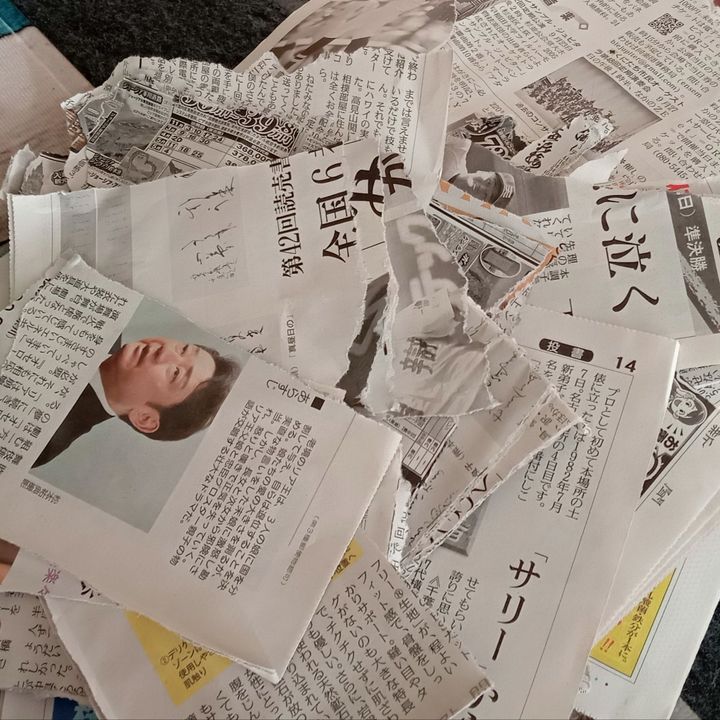 新聞紙は適当に、大き過ぎず小さ過ぎずちぎっておくよ