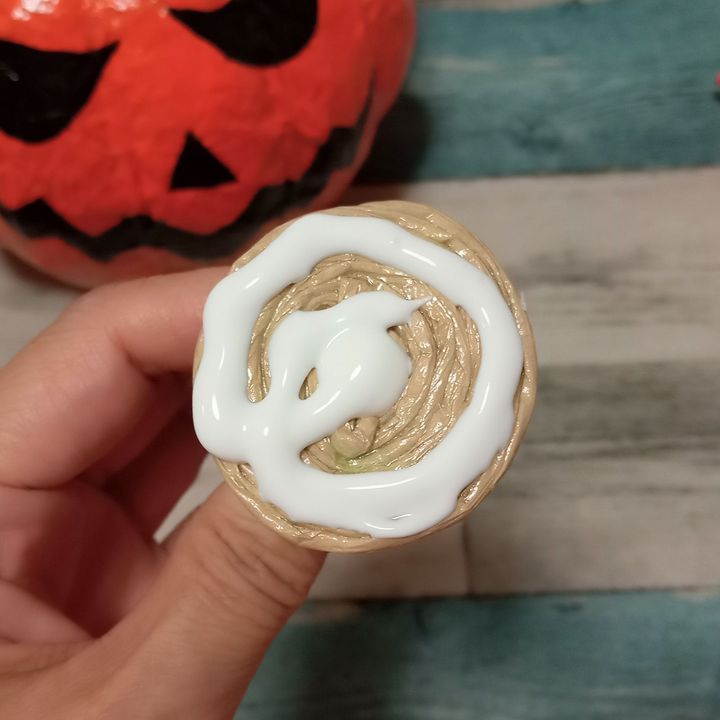 ボンドかグルーガンで茎を付けます