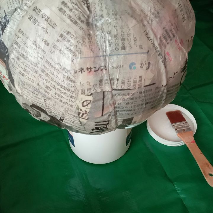 不要な容器があれば、その上に乗せてヒモを持ち上げたりしながら塗ると楽よ
