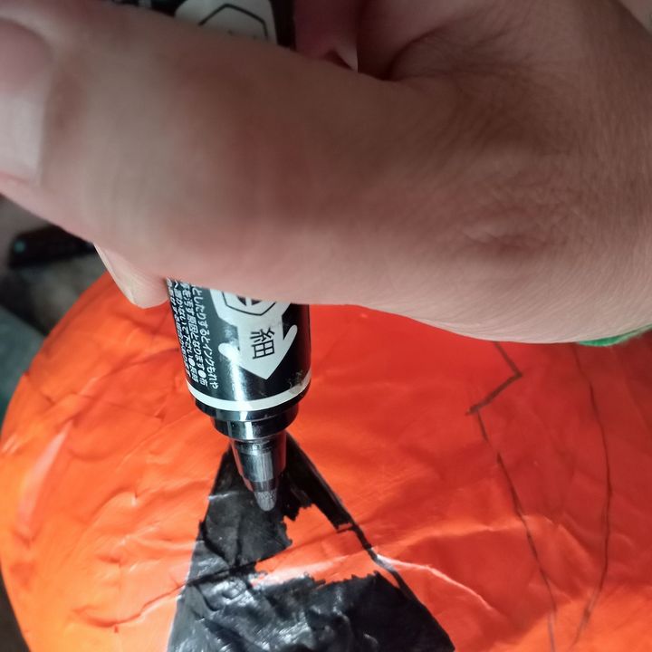 油性マジックで、下書きした上を塗りつぶす