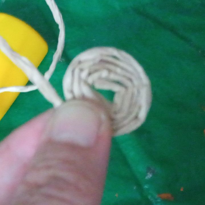乾燥に時間がかかるので、次の工程 、 紙ヒモをクルクル巻き付けボンドで付ける