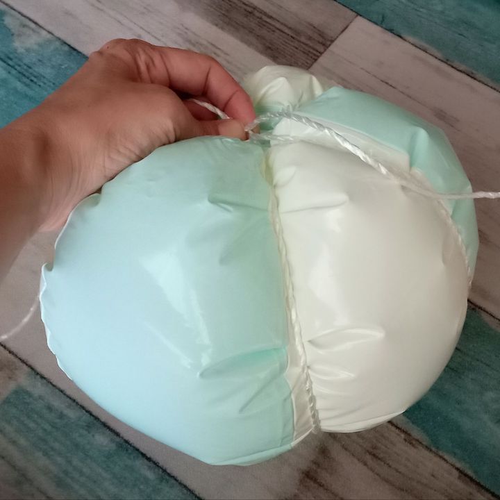 たまたまラインが入ったボールだったので、ラインに反ってヒモを巻いて行くよ