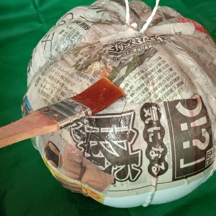 新聞紙を貼ったら塗料を塗る…を繰り返す