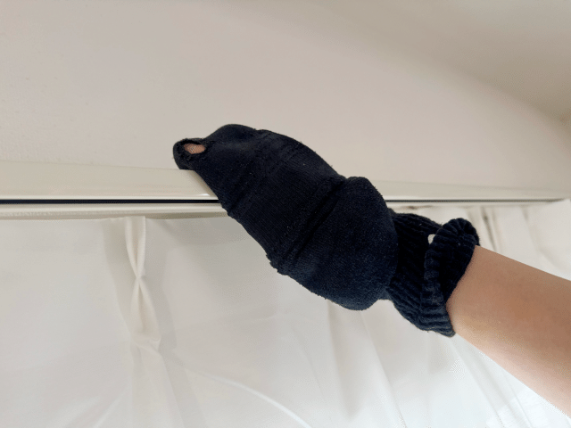 靴下でカーテンレールのほこり取り