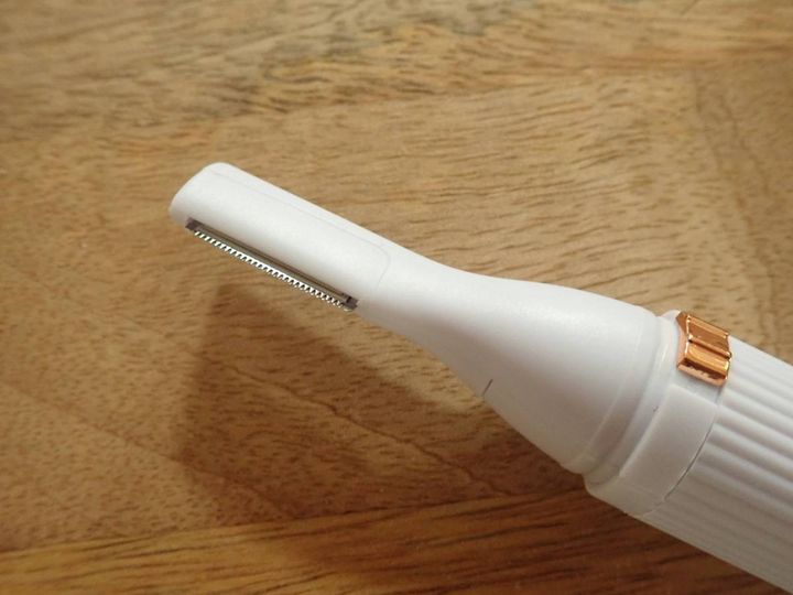 ダイソー：電動美容フェイス・眉シェーバー