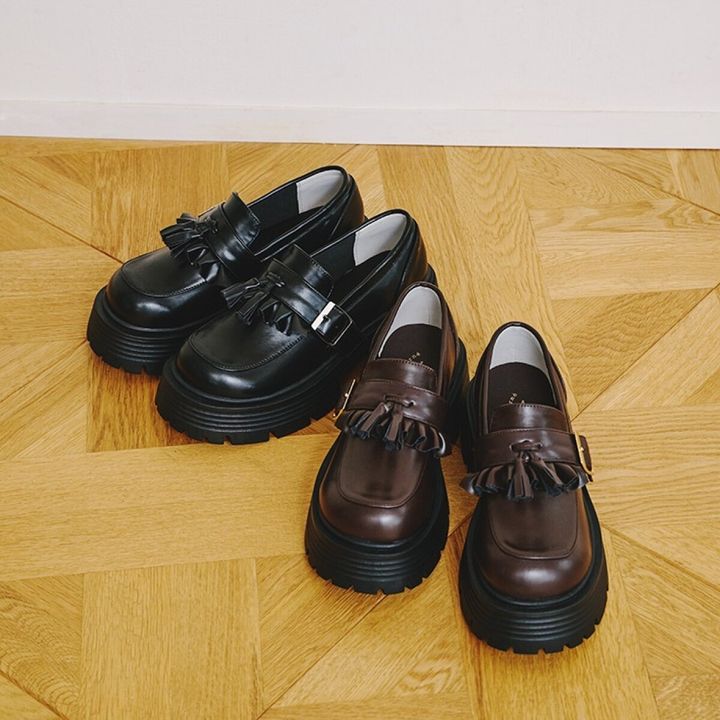 黒と茶色のタッセル付き厚底ローファーが2足ずつ