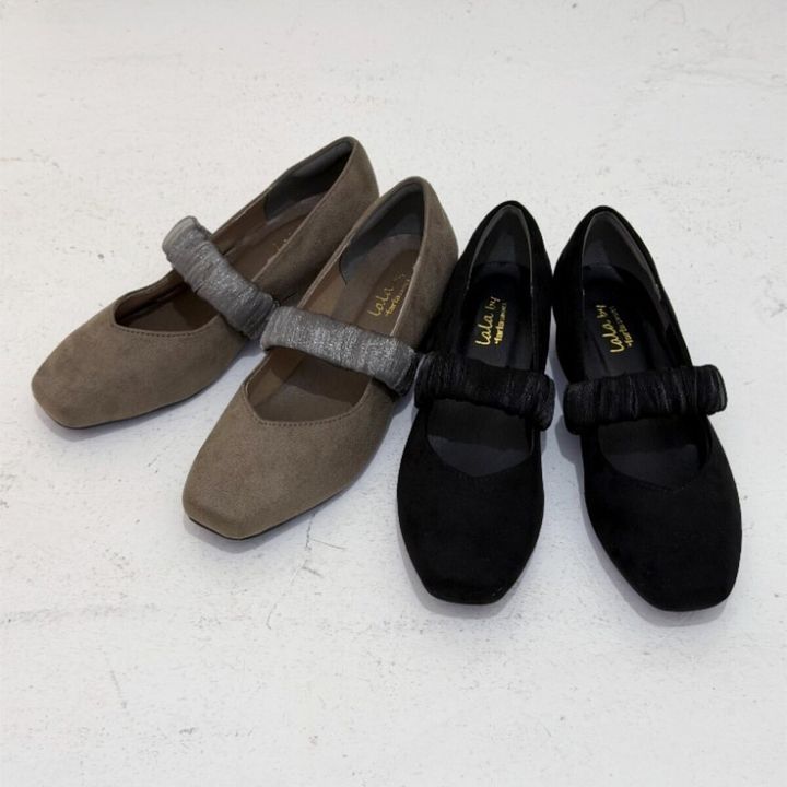 ベージュと黒のVカットギャザーバンドパンプスが2足ずつ