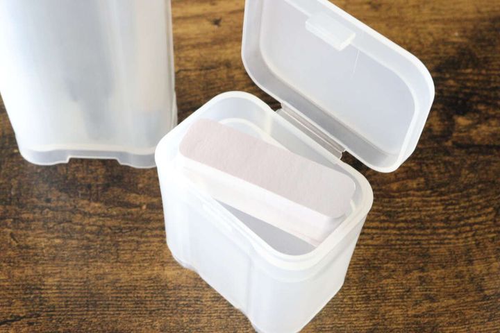 開いた蓋の裏側に小物入れがあり、付箋が収納されている